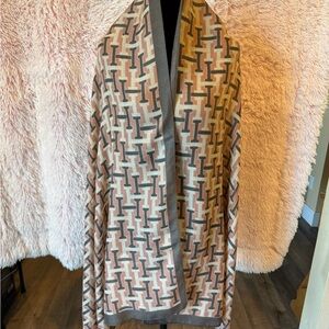 Elegant Geometric Patterned Scarf in Brown and Black